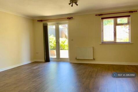 Pitwick Cottages, Crawley, RH10 photo 3