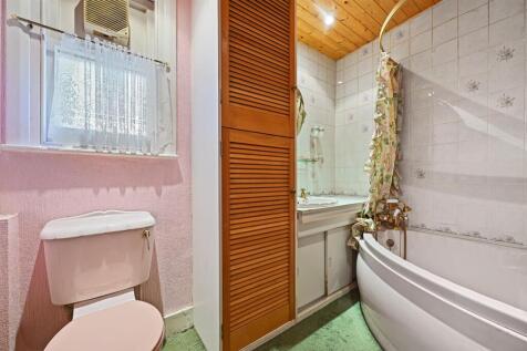 WT - 17 Buller Road - Bathroom3 (1).jpg