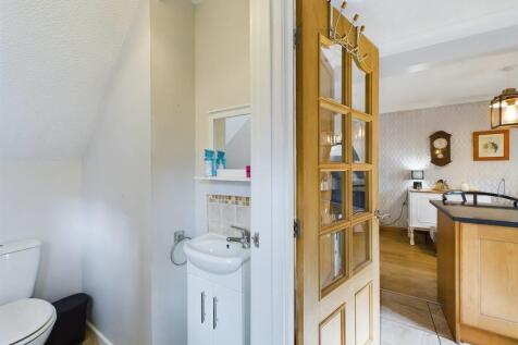 downstairs bathroom 2.jpg