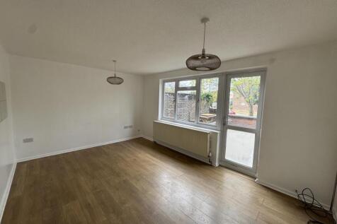 Large 3 Bedroom Maisonette