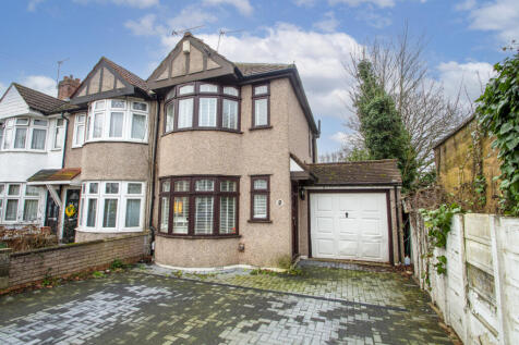 Two bedroom house in Blackfen with lots of extens