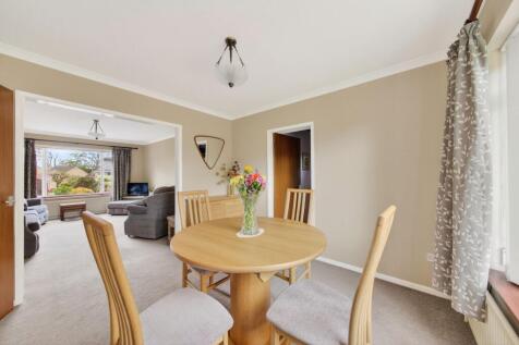 OPEN-PLAN LIVING DINING ROOM