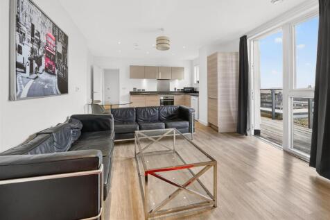 To Let  3 Bedroom Flat Balcony CR0  www.islingtonp