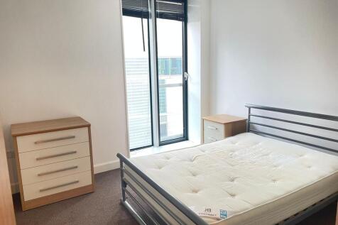 3-bed flat on College Lane, Liverpool, £1,350/mo