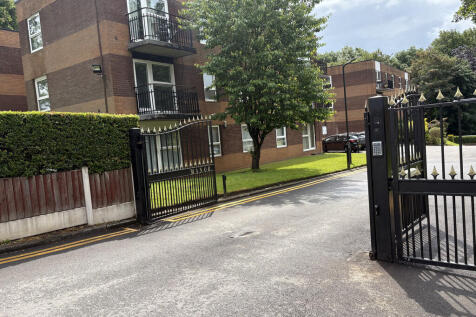 2-bed flat on Urmston Lane, Stretford , £995/mo