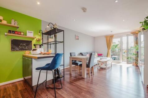**EXCELLENT CONDITION** - **AVAILABLE NOW** - **SECURE UNDERGROUND PARKING** - VITALSPACE ESTATE AGENTS are delighted to present this well presented, one double bedroom, fourth floor apartment located
