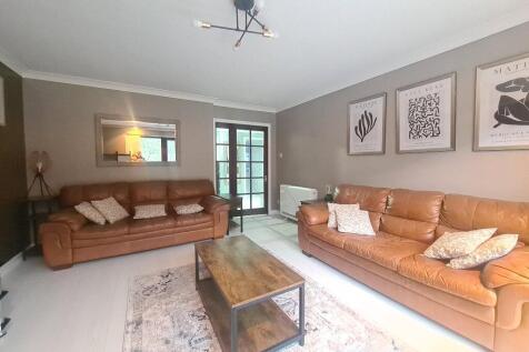 Brisbane Court, Giffnock, Glasgow, G46 photo 3