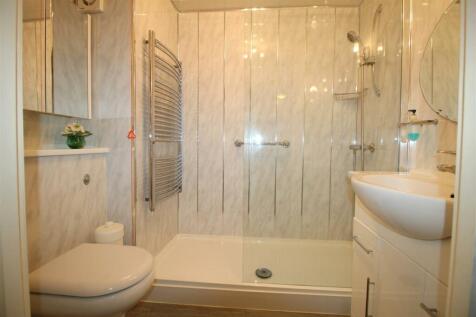 Lystra Court, 17 - Bathroom 1.JPG