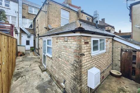 1-bed flat on Southbourne Grove, Bournemouth, £850/mo