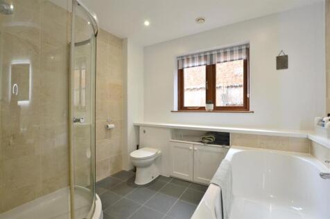 Family Bathroom 2.JPG