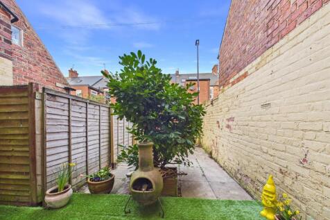 PRIVATE YARD (2).jpg