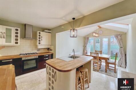 Field Road, Sale, M33 photo 3