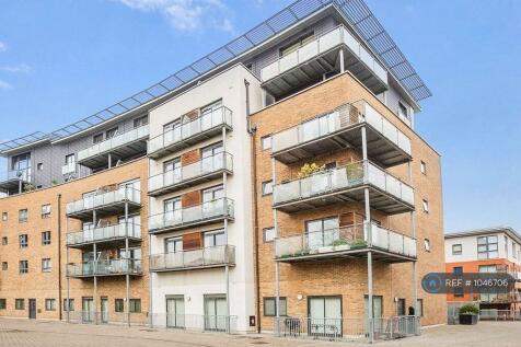 3-bed flat on Kingswood Court, London, SE13, £2,400/mo