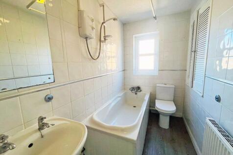 ***PLEASE TELEPHONE FOR VIEWINGS*** 12 The Lapwings, Poulton-Le-Fylde, FY6 7UN photo 4