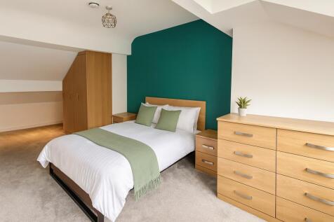 Bright double bedroom with storage and featurew...