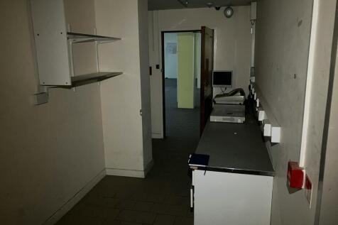 Retail Property (high street) to rent Image 4