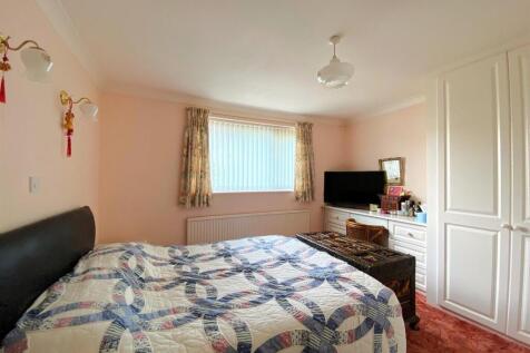 59 Links Drive - Bed1.jpg