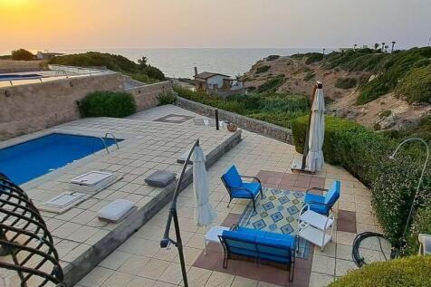 3-bedroom villa + 4m x 8m swimming pool + walking distance to the beach + central heating system Image 9999 1