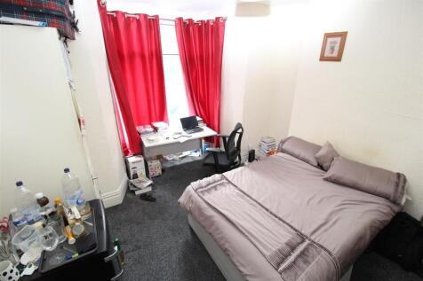 Bright double bedroom with dedicated study desk...