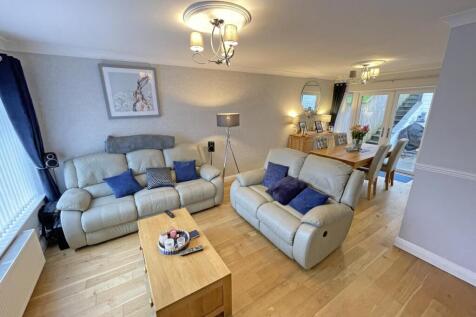 Baydon Close 11 - Living Room Front.jpg