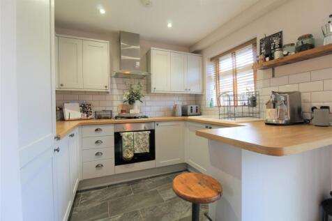 4 Kitchen.JPG