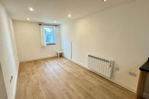 Flat 3, 16 Edgcumbe Gardens Lounge