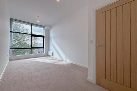 Lakeside Close, Staines-upon-Thames, Surrey, TW18 photo 3