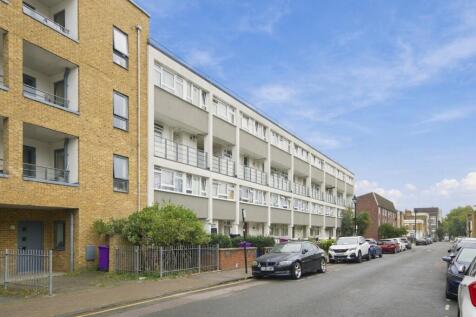 3-bed flat on Eric Street, London, E3, £2,750/mo