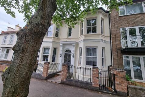 6-bed detached on 9 Leicester Street, Leamington Spa, £5,700/mo