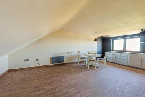 Newly Refurbished 3 Bedroom Flat to Let ¿ 533 C