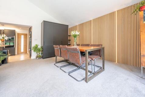 OPEN PLAN LIVING AREA