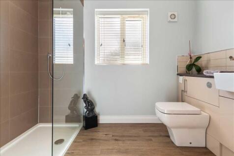 EN-SUITE SHOWER ROOM