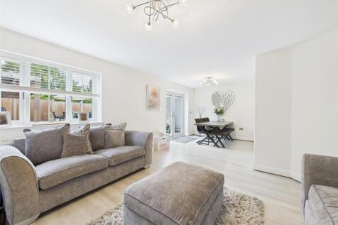 Spacious Open Plan Lounge / Dining Room