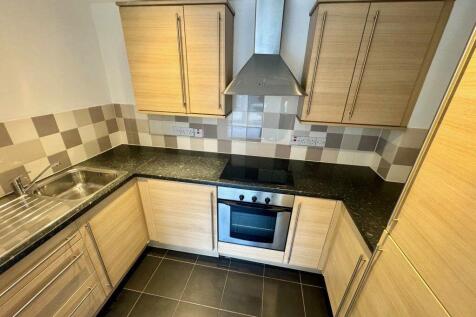 TWO BEDROOM GROUND FLOOR GARDEN FLAT, Nortoft Road photo 4