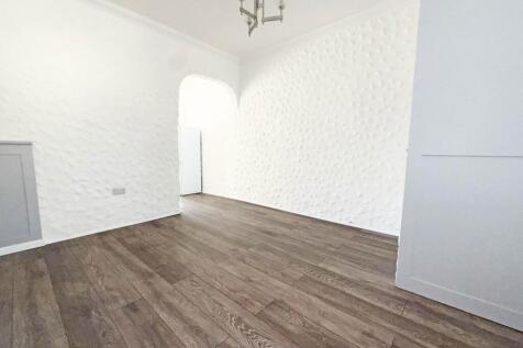 Manchester Road, Mossley photo 3