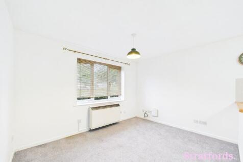 Tenterden Crescent, Kents Hill, MK7 photo 3