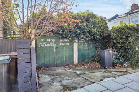 Garages rear of 35 Park Avenue, Crouch End, London N8 7RU