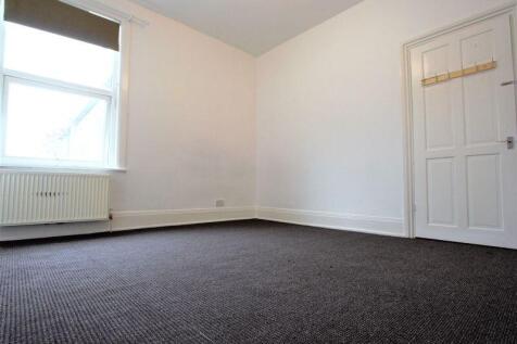 2/3 bedoom flat Edmonton N9 photo 3