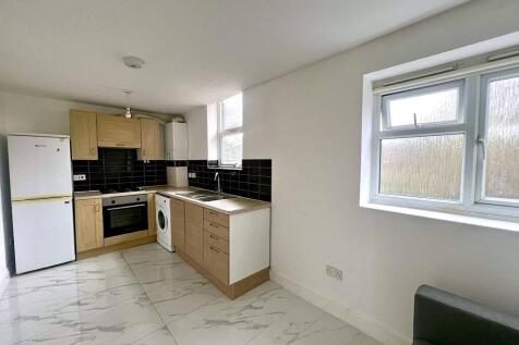 Three Bedrooms-Flat to rent on Amersham Road, New