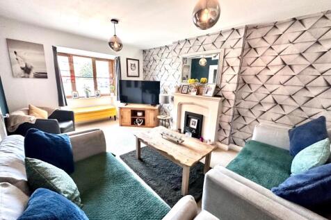 LOUNGE WITH BAY WINDOW