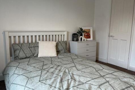 SPARE ROOM // 	2 ENSUITES // 3 Bed & 3 Bath // Sept 2026 photo 3
