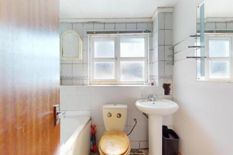 Bathroom for sale at E16, by Barrain London Estate