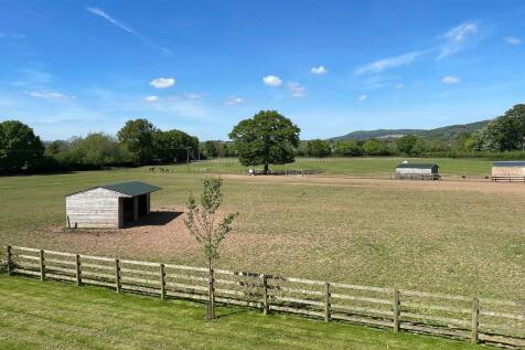 Unobstructed panoramic views at the rear