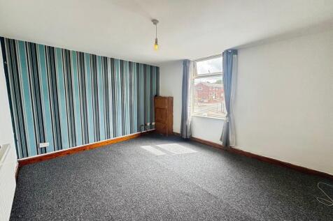 Flat Above 65 Halifax Road photo 3