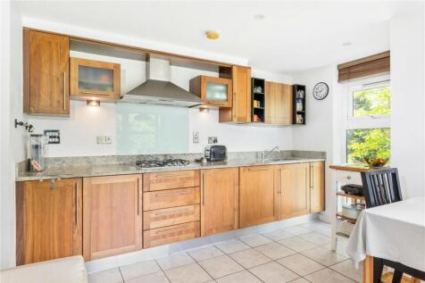 Whitelands Crescent, London, SW18 photo 3