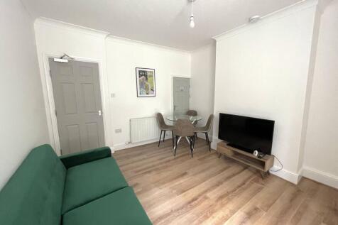 47 Hood Street - Living.jpg