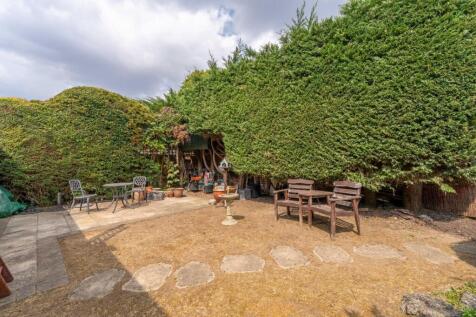 145 Denman Drive Ashford TW15 2AP-19.jpg