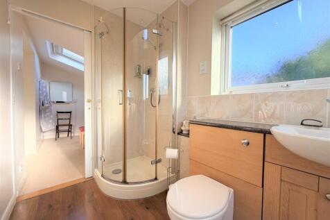 PRINCIPAL EN SUIT...