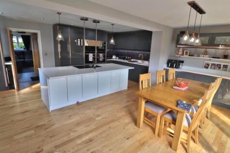 OPEN PLAN KITCHEN/DINING/FAMILY ROOM