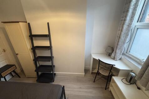 Room 1 Holme Lane photo 5